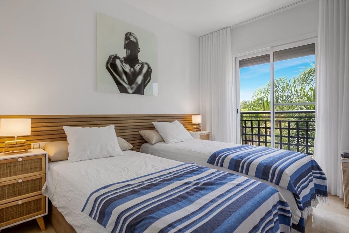 2 sovrum Lägenhet att hyra i Estepona med pool garage - 2 300 € (Ref: 9920958)