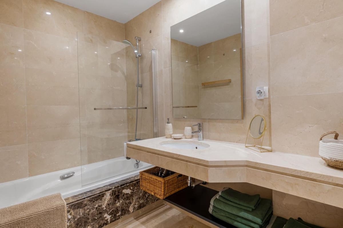 2 sovrum Lägenhet att hyra i Estepona med pool garage - 2 300 € (Ref: 9920958)