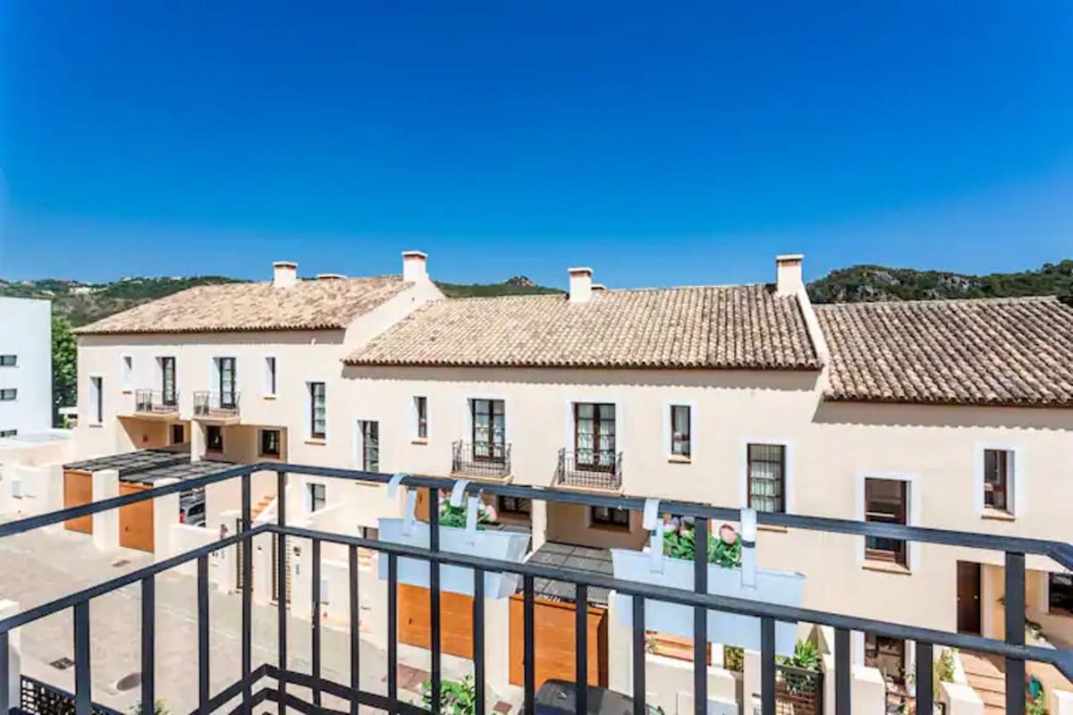 4 Zimmer Haus zu vermieten in Benahavis mit Pool Garage - 3.000 € (Ref: 9920959)