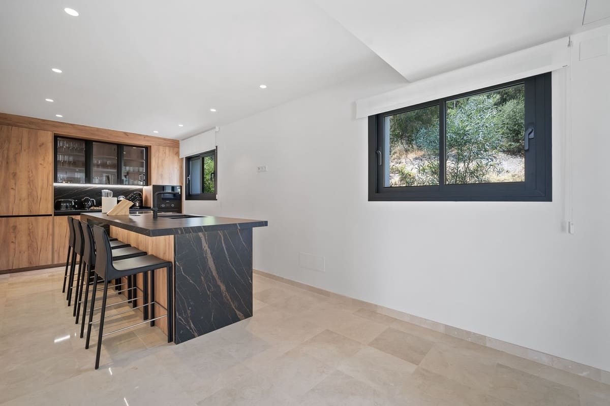 5 slaapkamer Villa voor vakantieverhuur in Nueva Andalucia met zwembad garage - € 13.000 (Ref: 9920963)
