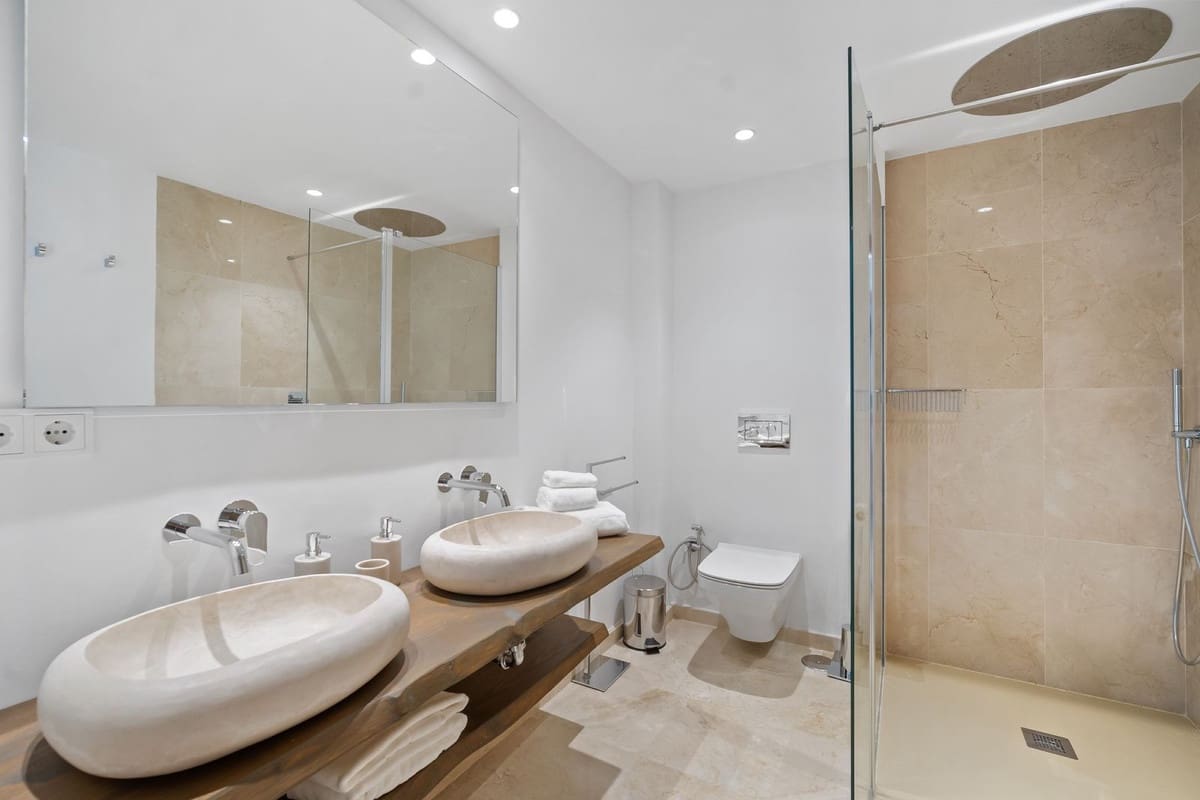 5 slaapkamer Villa voor vakantieverhuur in Nueva Andalucia met zwembad garage - € 13.000 (Ref: 9920963)