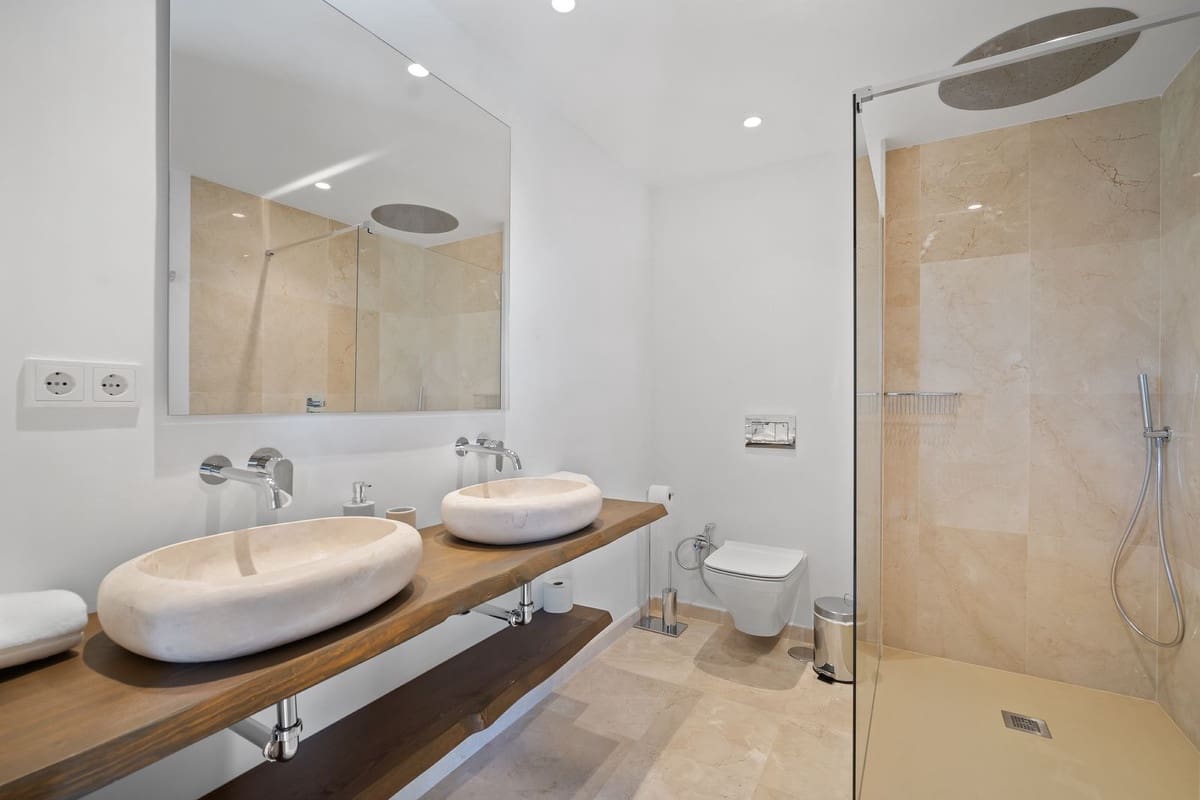 5 slaapkamer Villa voor vakantieverhuur in Nueva Andalucia met zwembad garage - € 13.000 (Ref: 9920963)