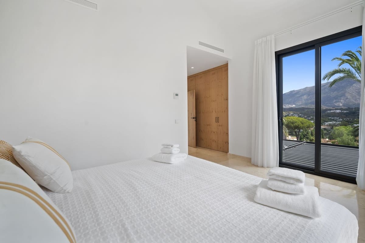 5 slaapkamer Villa voor vakantieverhuur in Nueva Andalucia met zwembad garage - € 13.000 (Ref: 9920963)