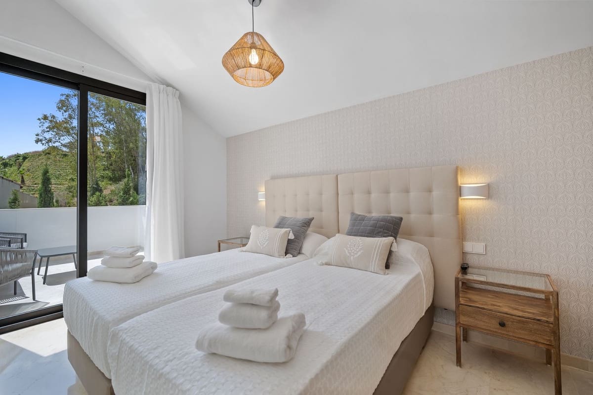 5 slaapkamer Villa voor vakantieverhuur in Nueva Andalucia met zwembad garage - € 13.000 (Ref: 9920963)