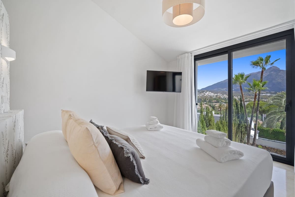 5 slaapkamer Villa voor vakantieverhuur in Nueva Andalucia met zwembad garage - € 13.000 (Ref: 9920963)