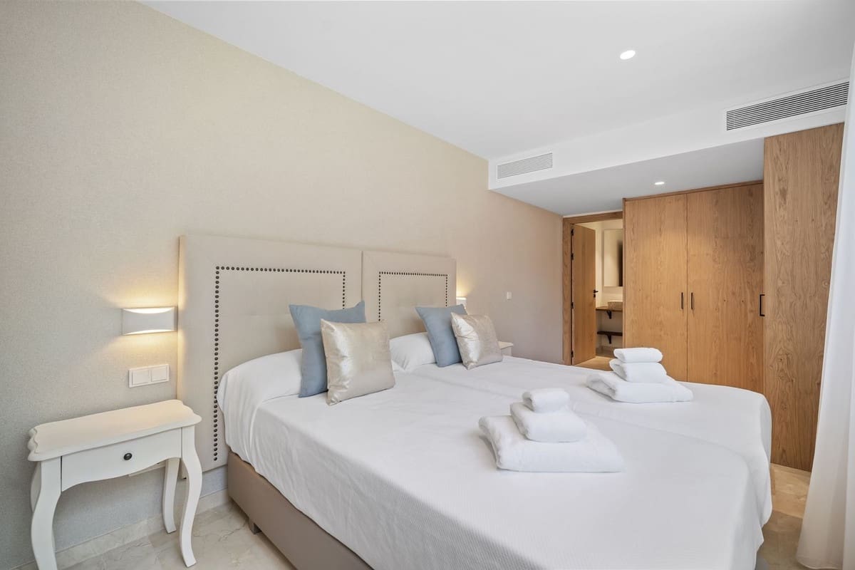 5 slaapkamer Villa voor vakantieverhuur in Nueva Andalucia met zwembad garage - € 13.000 (Ref: 9920963)