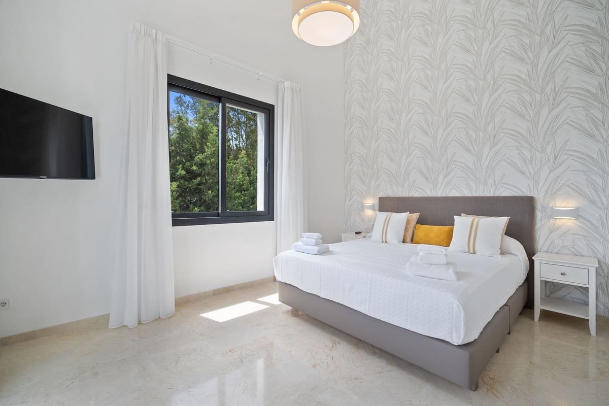 5 slaapkamer Villa voor vakantieverhuur in Nueva Andalucia met zwembad garage - € 13.000 (Ref: 9920963)