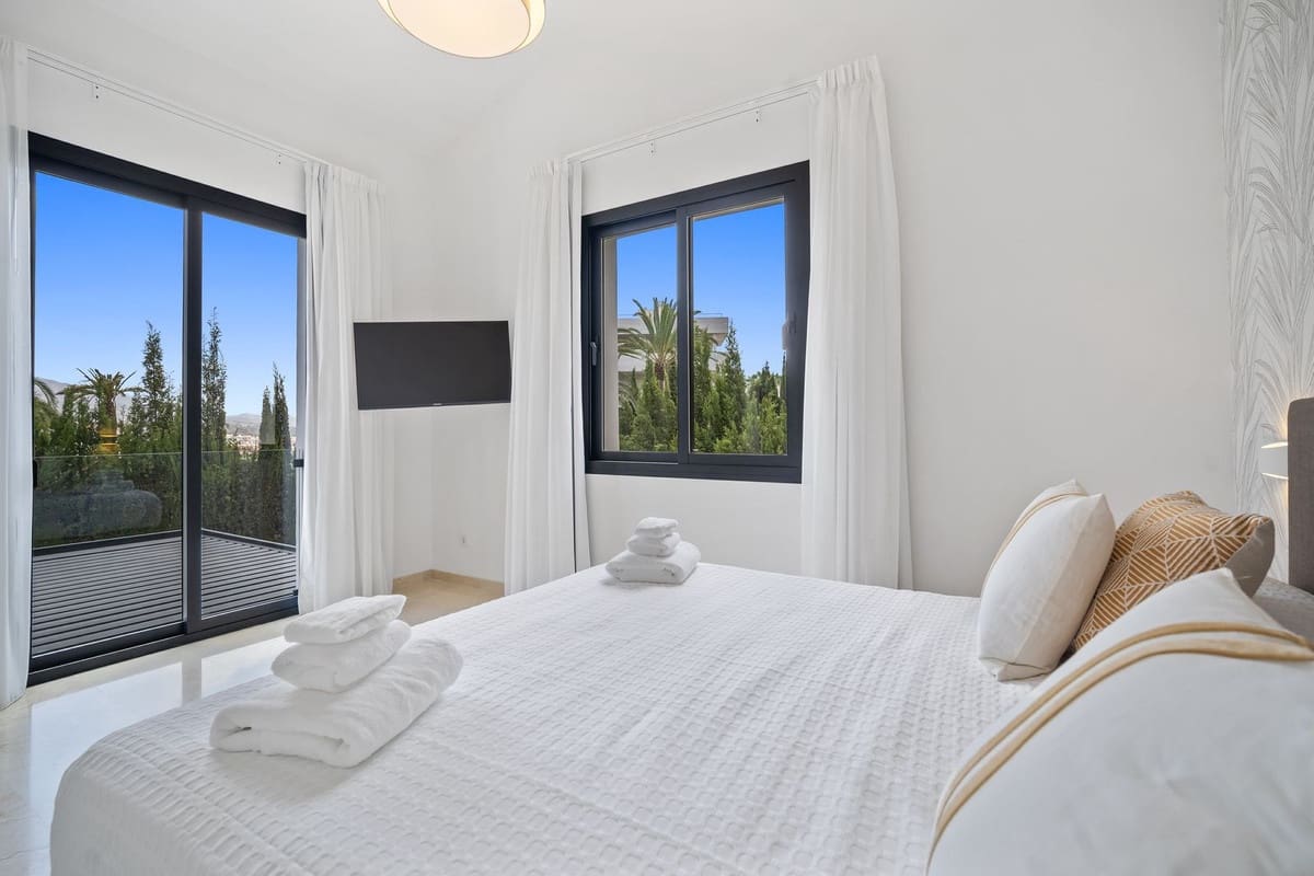 5 slaapkamer Villa voor vakantieverhuur in Nueva Andalucia met zwembad garage - € 13.000 (Ref: 9920963)