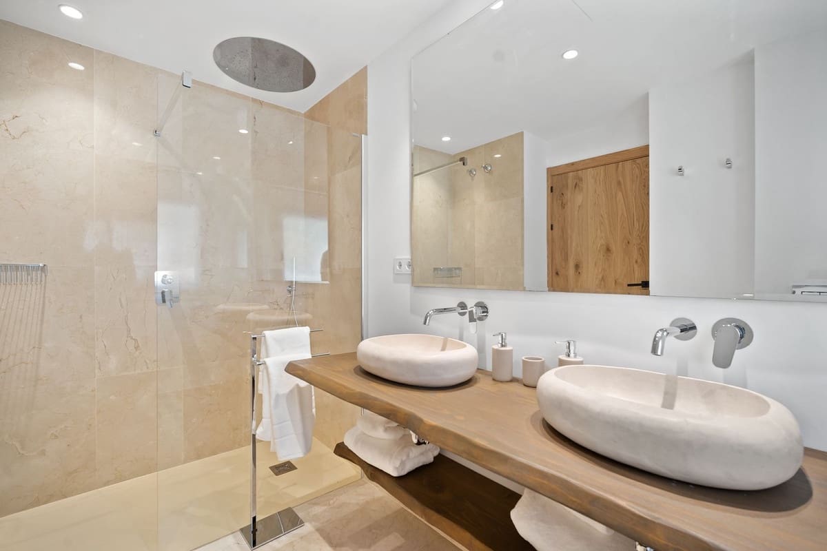 5 slaapkamer Villa voor vakantieverhuur in Nueva Andalucia met zwembad garage - € 13.000 (Ref: 9920963)