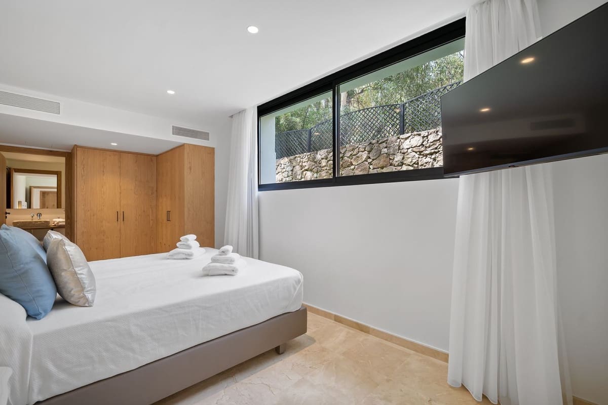 5 slaapkamer Villa voor vakantieverhuur in Nueva Andalucia met zwembad garage - € 13.000 (Ref: 9920963)