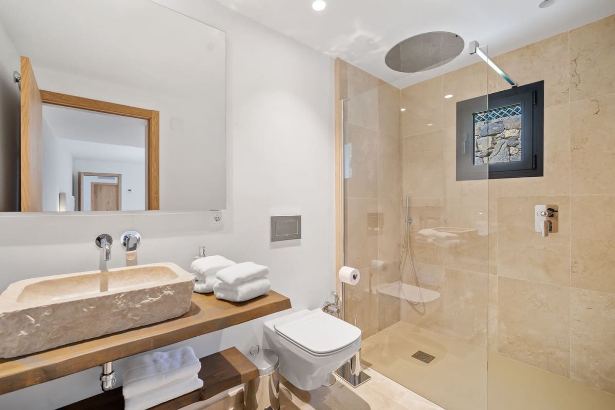 5 slaapkamer Villa voor vakantieverhuur in Nueva Andalucia met zwembad garage - € 13.000 (Ref: 9920963)