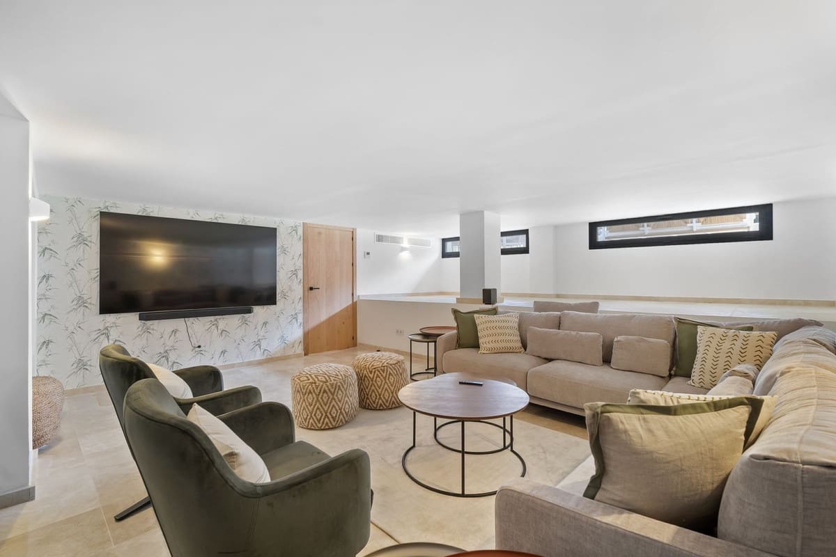 5 slaapkamer Villa voor vakantieverhuur in Nueva Andalucia met zwembad garage - € 13.000 (Ref: 9920963)