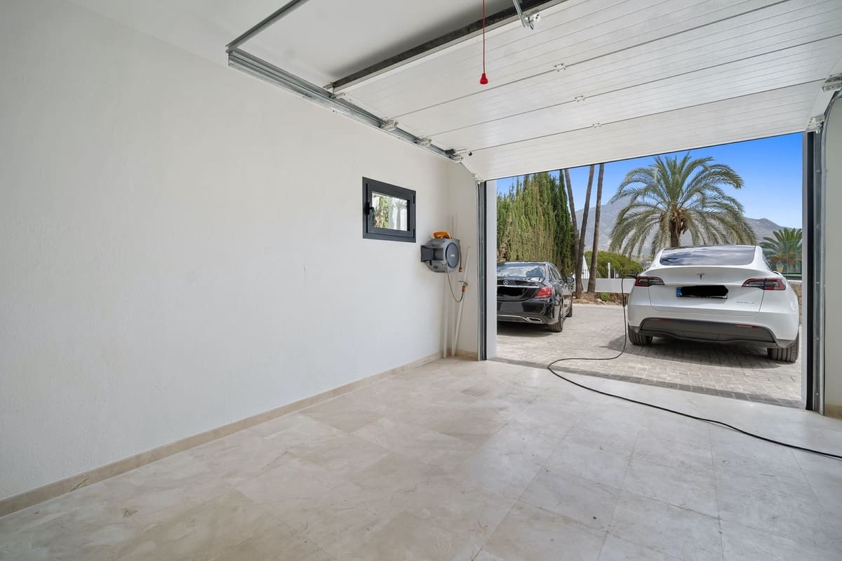 5 slaapkamer Villa voor vakantieverhuur in Nueva Andalucia met zwembad garage - € 13.000 (Ref: 9920963)