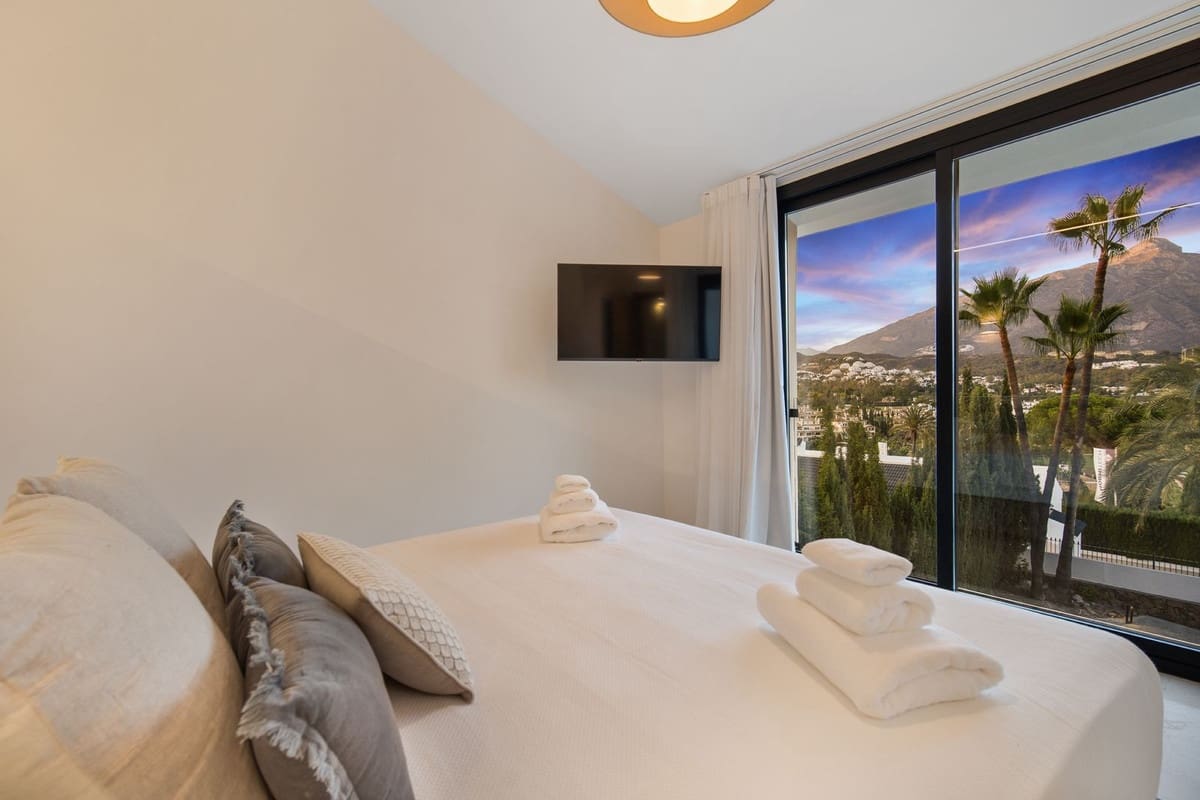 5 slaapkamer Villa voor vakantieverhuur in Nueva Andalucia met zwembad garage - € 13.000 (Ref: 9920963)