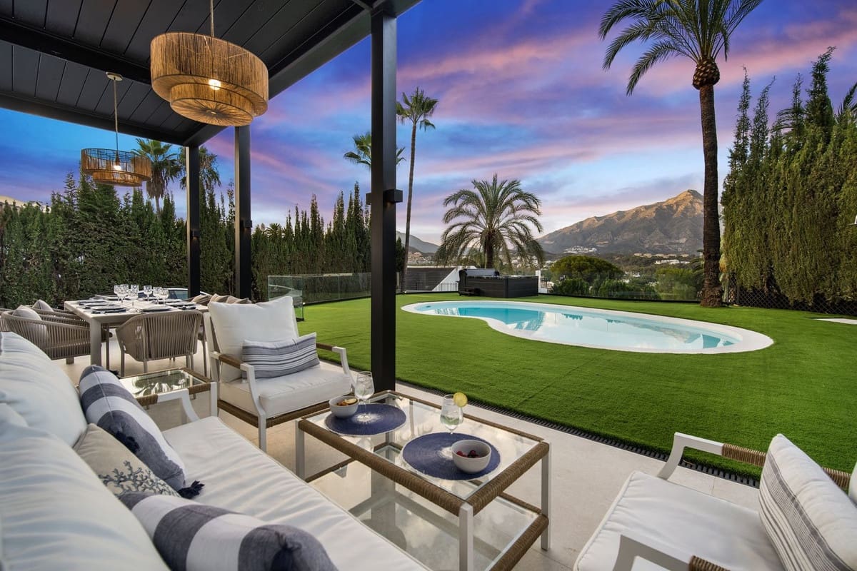 5 slaapkamer Villa voor vakantieverhuur in Nueva Andalucia met zwembad garage - € 13.000 (Ref: 9920963)