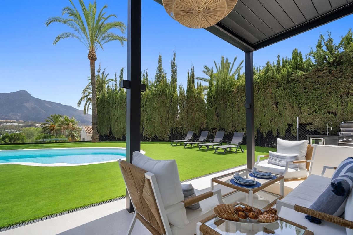 5 slaapkamer Villa voor vakantieverhuur in Nueva Andalucia met zwembad garage - € 13.000 (Ref: 9920963)