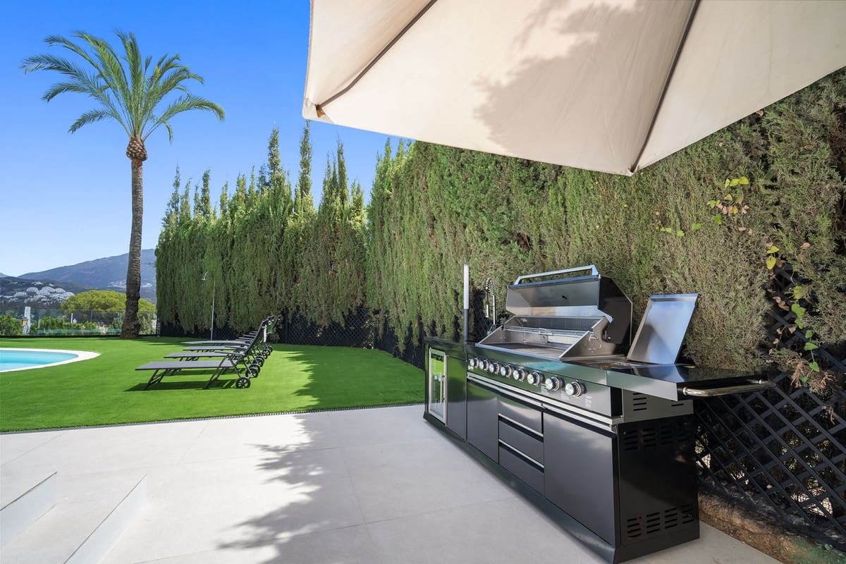 5 slaapkamer Villa voor vakantieverhuur in Nueva Andalucia met zwembad garage - € 13.000 (Ref: 9920963)