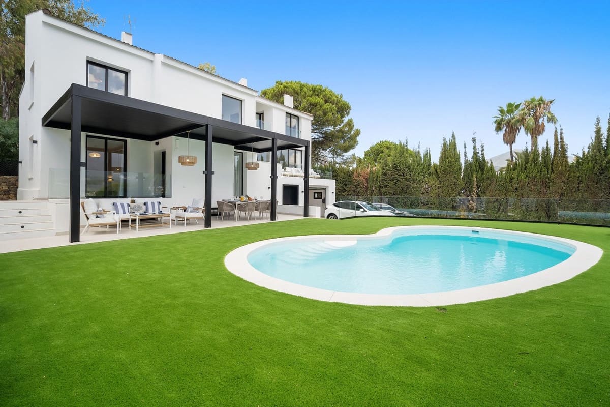 5 slaapkamer Villa voor vakantieverhuur in Nueva Andalucia met zwembad garage - € 13.000 (Ref: 9920963)
