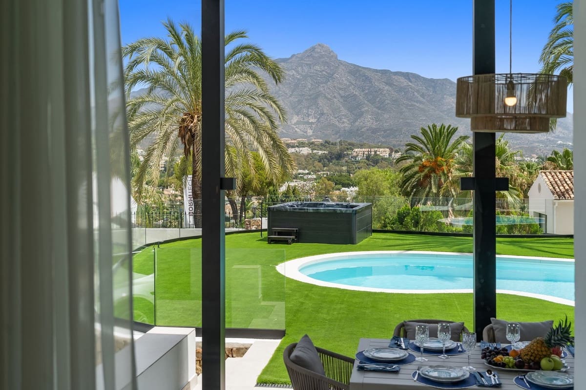 5 slaapkamer Villa voor vakantieverhuur in Nueva Andalucia met zwembad garage - € 13.000 (Ref: 9920963)