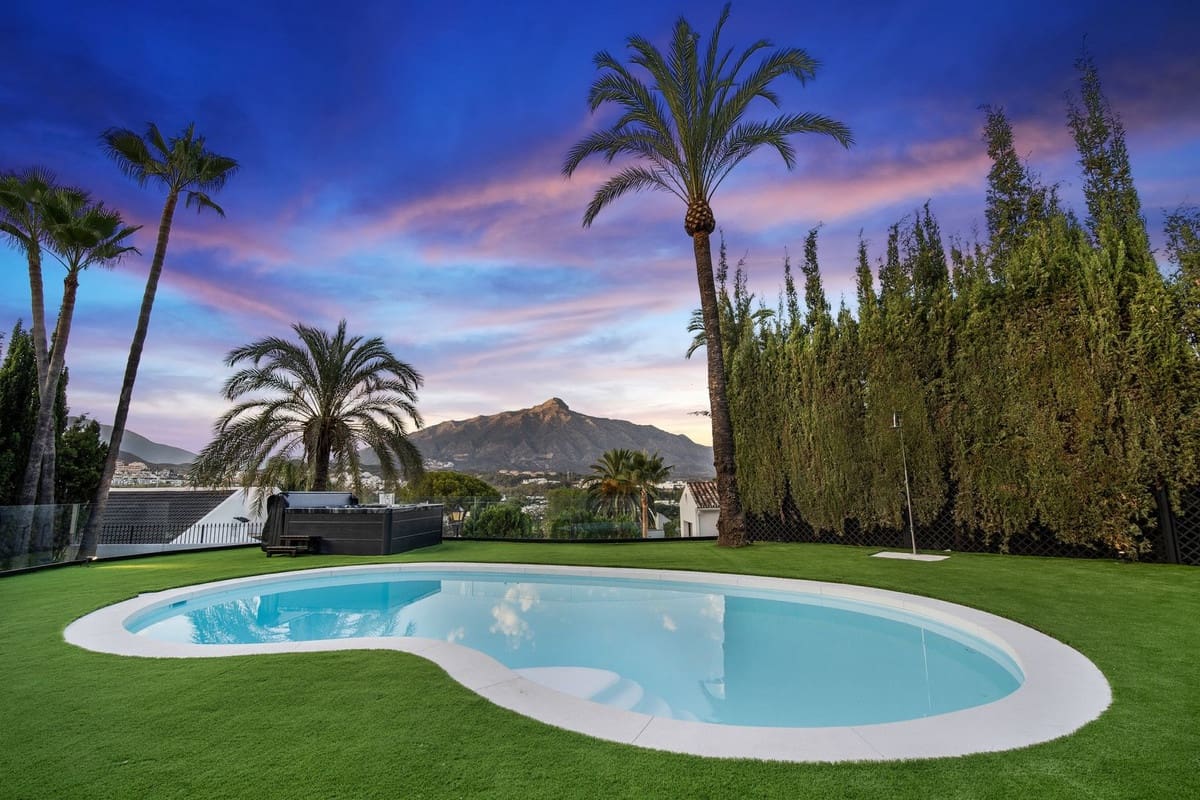 5 slaapkamer Villa voor vakantieverhuur in Nueva Andalucia met zwembad garage - € 13.000 (Ref: 9920963)