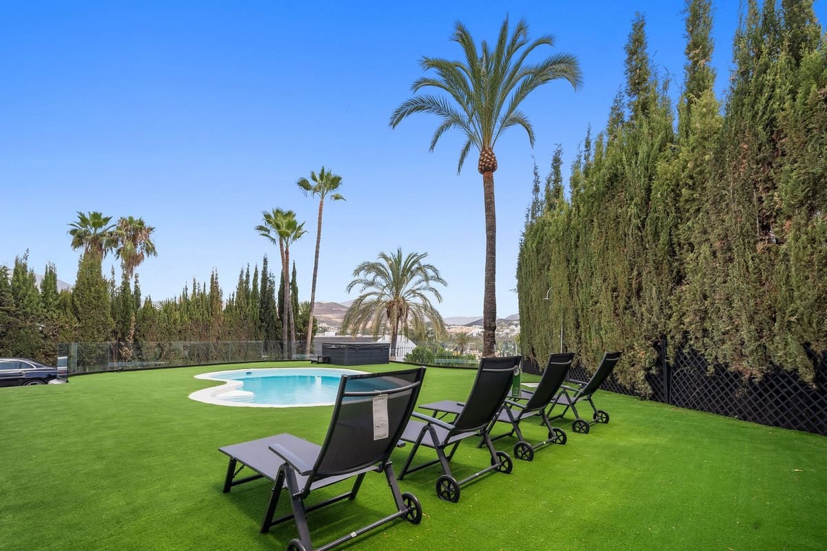 5 slaapkamer Villa voor vakantieverhuur in Nueva Andalucia met zwembad garage - € 13.000 (Ref: 9920963)