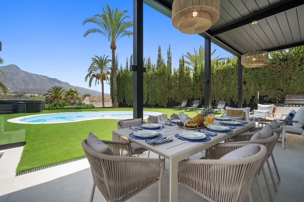 5 slaapkamer Villa voor vakantieverhuur in Nueva Andalucia met zwembad garage - € 13.000 (Ref: 9920963)