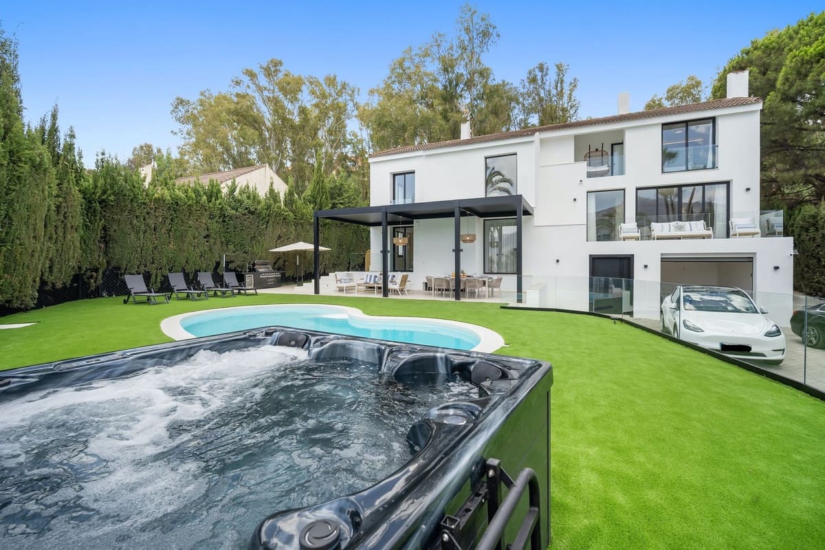 5 slaapkamer Villa voor vakantieverhuur in Nueva Andalucia met zwembad garage - € 13.000 (Ref: 9920963)
