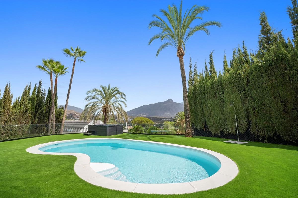 5 slaapkamer Villa voor vakantieverhuur in Nueva Andalucia met zwembad garage - € 13.000 (Ref: 9920963)