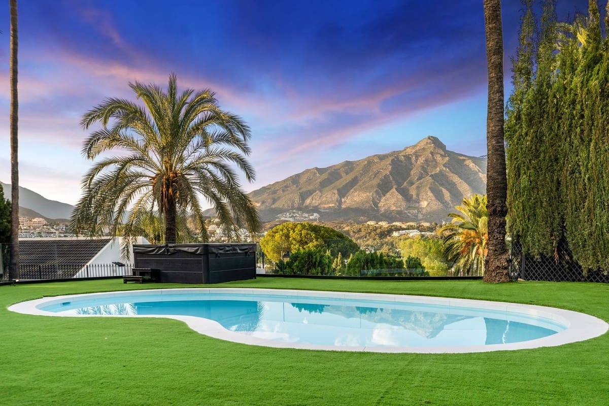 5 slaapkamer Villa voor vakantieverhuur in Nueva Andalucia met zwembad garage - € 13.000 (Ref: 9920963)