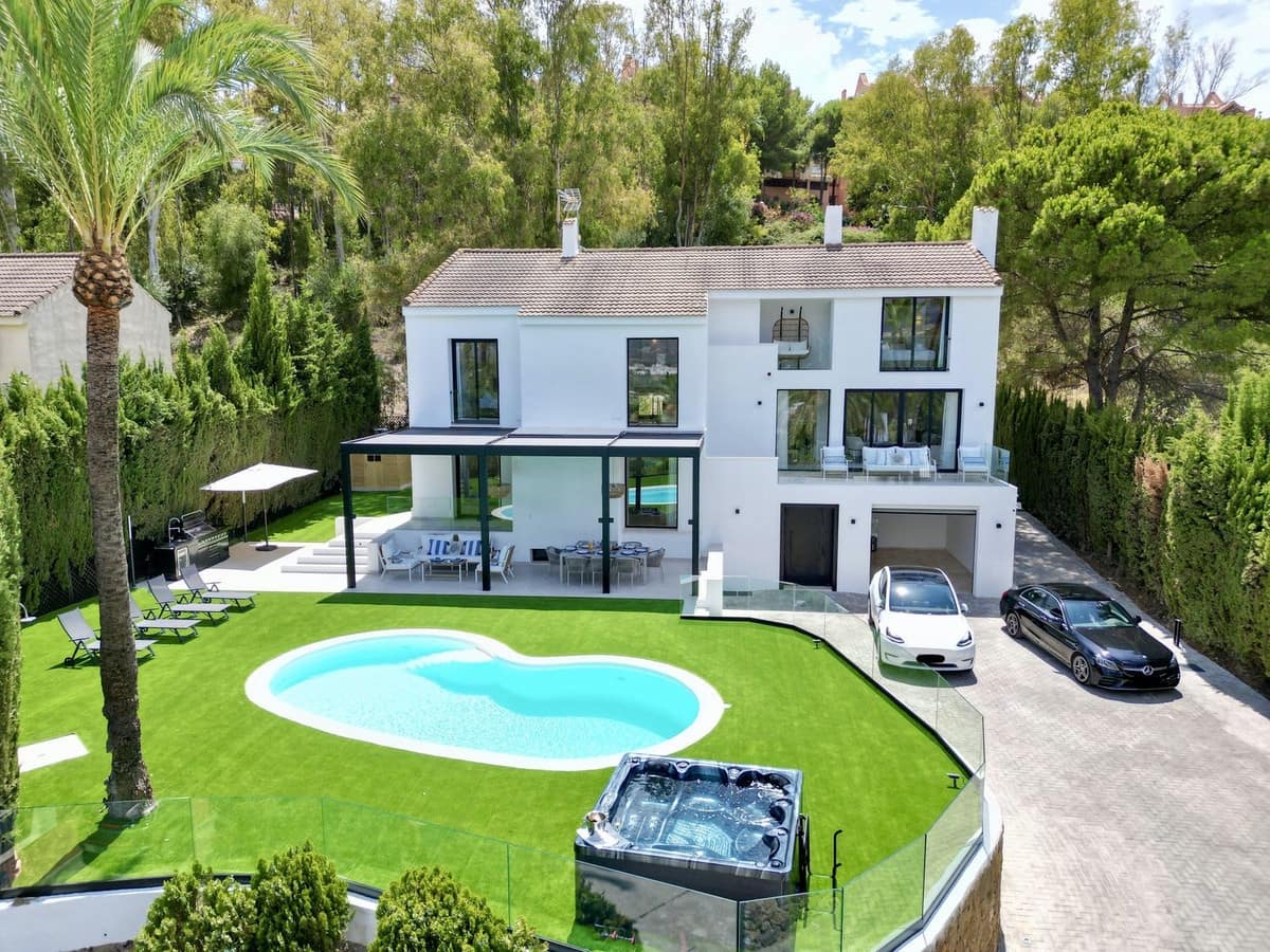 5 slaapkamer Villa voor vakantieverhuur in Nueva Andalucia met zwembad garage - € 13.000 (Ref: 9920963)