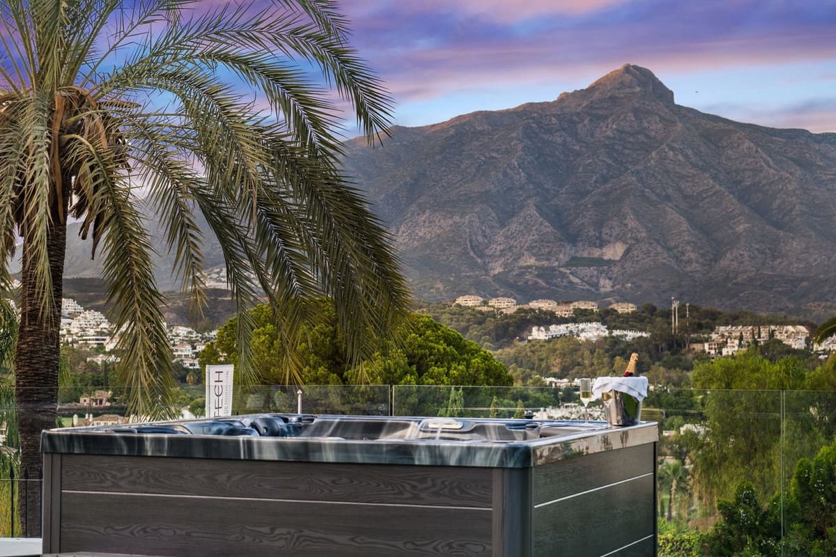 5 slaapkamer Villa voor vakantieverhuur in Nueva Andalucia met zwembad garage - € 13.000 (Ref: 9920963)