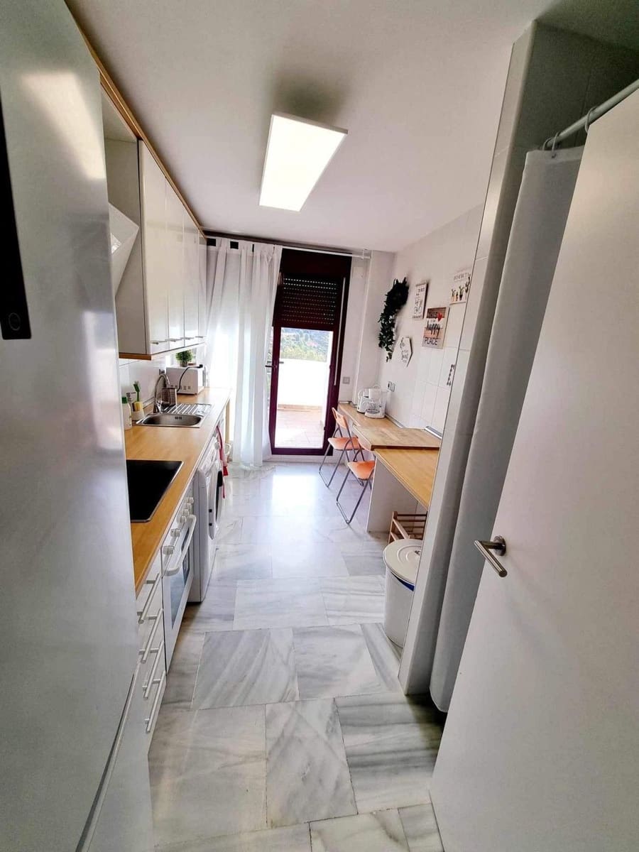 Appartement de 1 chambre à louer à Benahavis avec piscine garage - 1 200 € (Ref: 9920968)