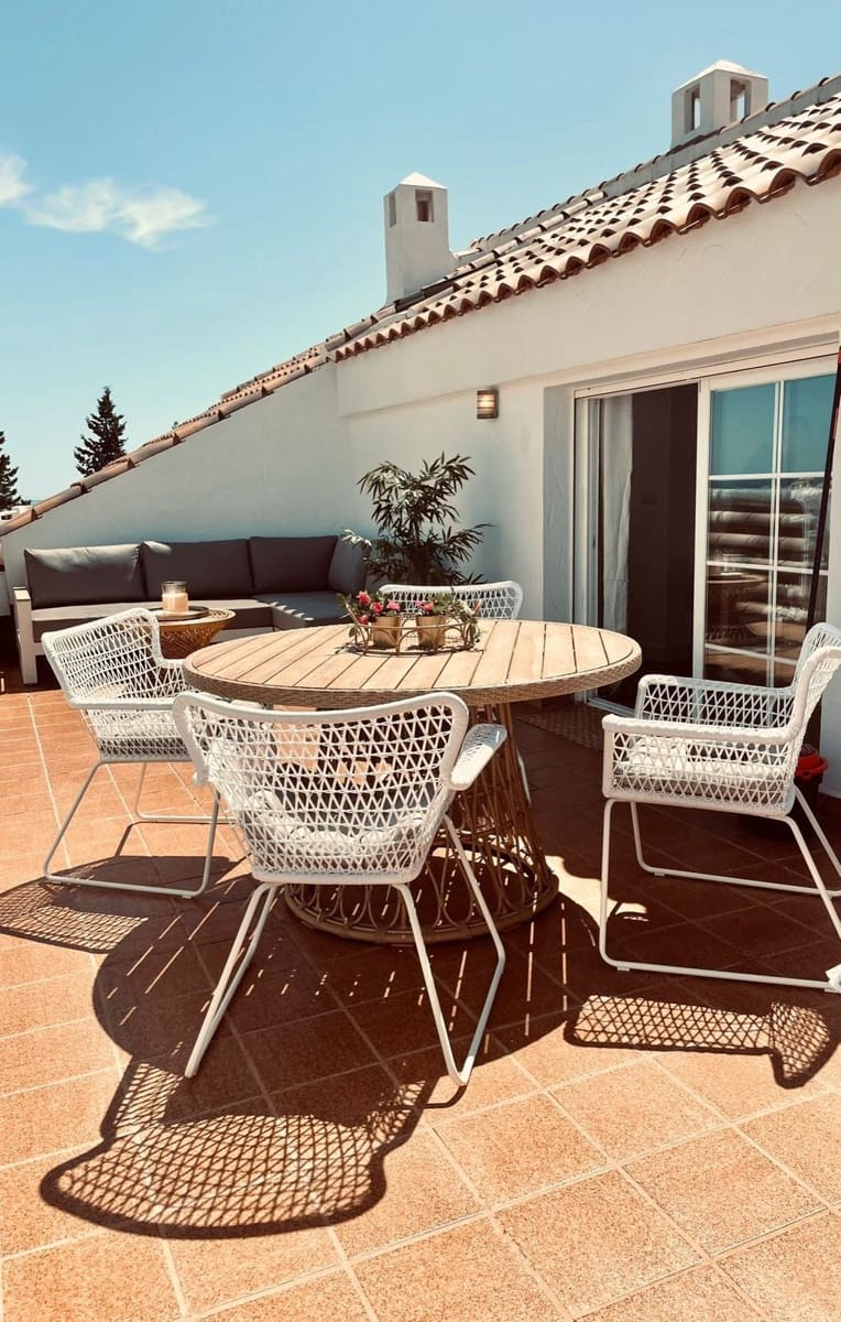 2 slaapkamer Appartement voor vakantieverhuur in Nueva Andalucia met zwembad garage - € 1.200 (Ref: 9920970)