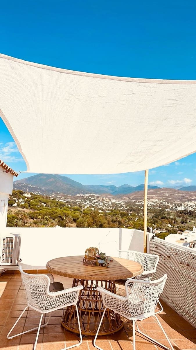 2 slaapkamer Appartement voor vakantieverhuur in Nueva Andalucia met zwembad garage - € 1.200 (Ref: 9920970)