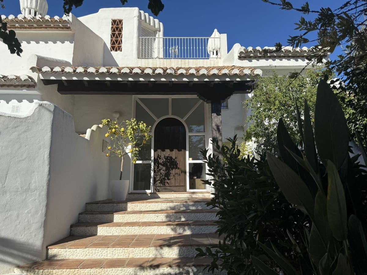 4 slaapkamer Villa voor vakantieverhuur in Bahia de Marbella met zwembad garage - € 2.000 (Ref: 9920973)