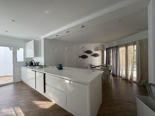 4 slaapkamer Villa voor vakantieverhuur in Bahía de Marbella, Marbella met zwembad garage - € 2.000 (Ref: 9920973)