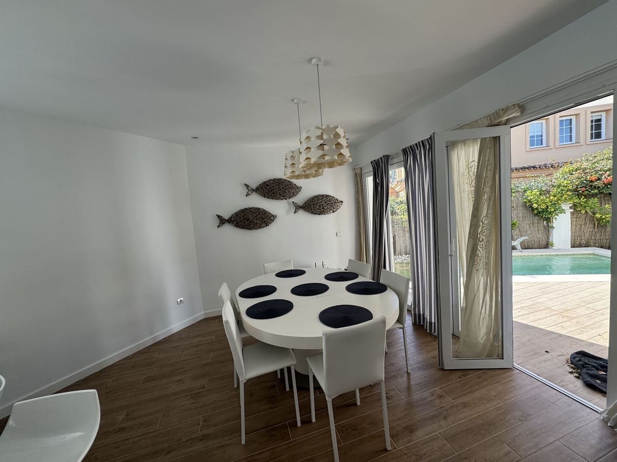 4 slaapkamer Villa voor vakantieverhuur in Bahia de Marbella met zwembad garage - € 2.000 (Ref: 9920973)