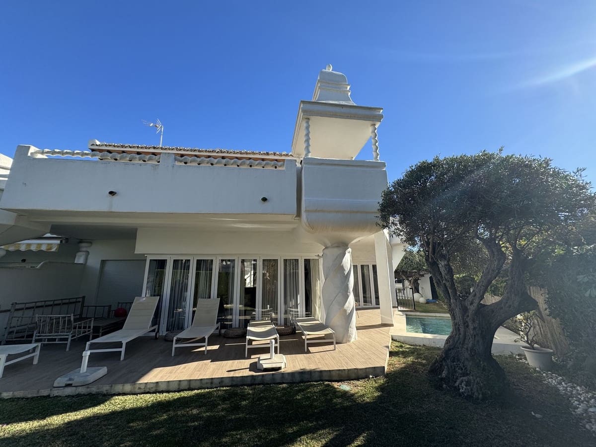 4 slaapkamer Villa voor vakantieverhuur in Bahia de Marbella met zwembad garage - € 2.000 (Ref: 9920973)