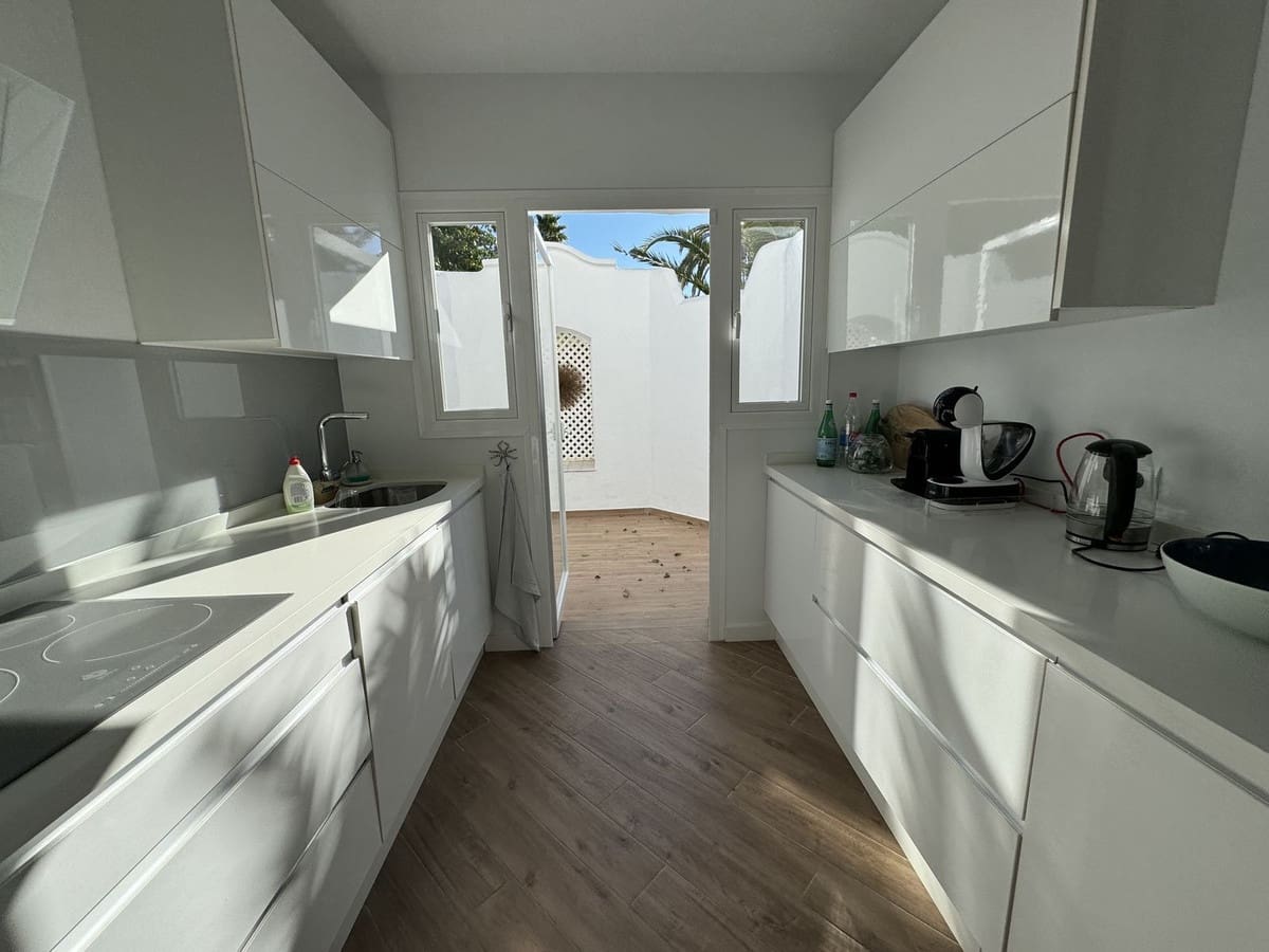 4 slaapkamer Villa voor vakantieverhuur in Bahia de Marbella met zwembad garage - € 2.000 (Ref: 9920973)