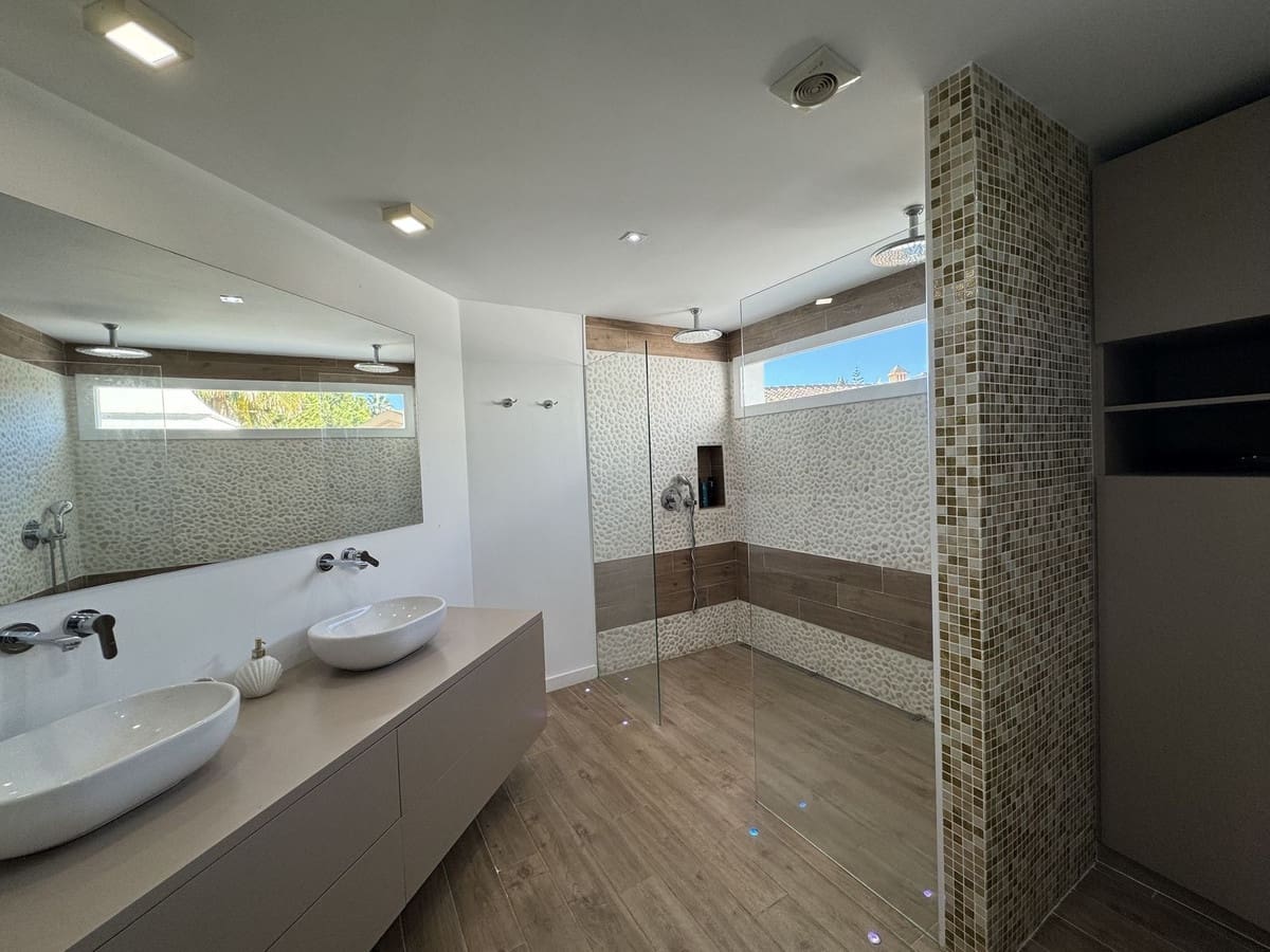 4 slaapkamer Villa voor vakantieverhuur in Bahia de Marbella met zwembad garage - € 2.000 (Ref: 9920973)