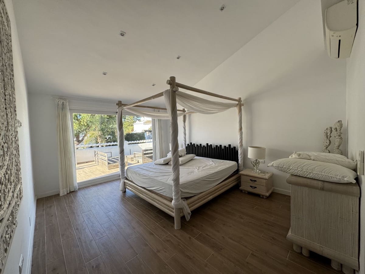 4 slaapkamer Villa voor vakantieverhuur in Bahia de Marbella met zwembad garage - € 2.000 (Ref: 9920973)
