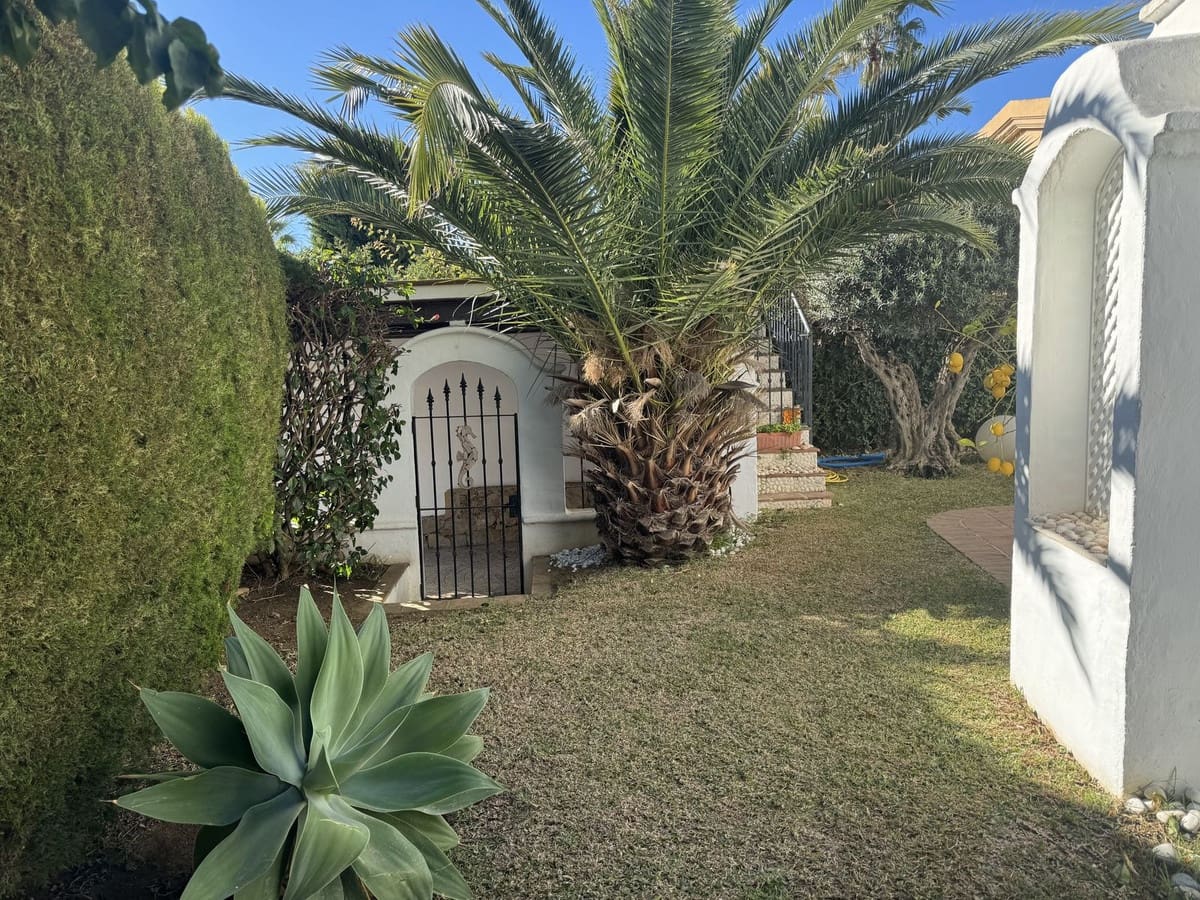 4 slaapkamer Villa voor vakantieverhuur in Bahia de Marbella met zwembad garage - € 2.000 (Ref: 9920973)