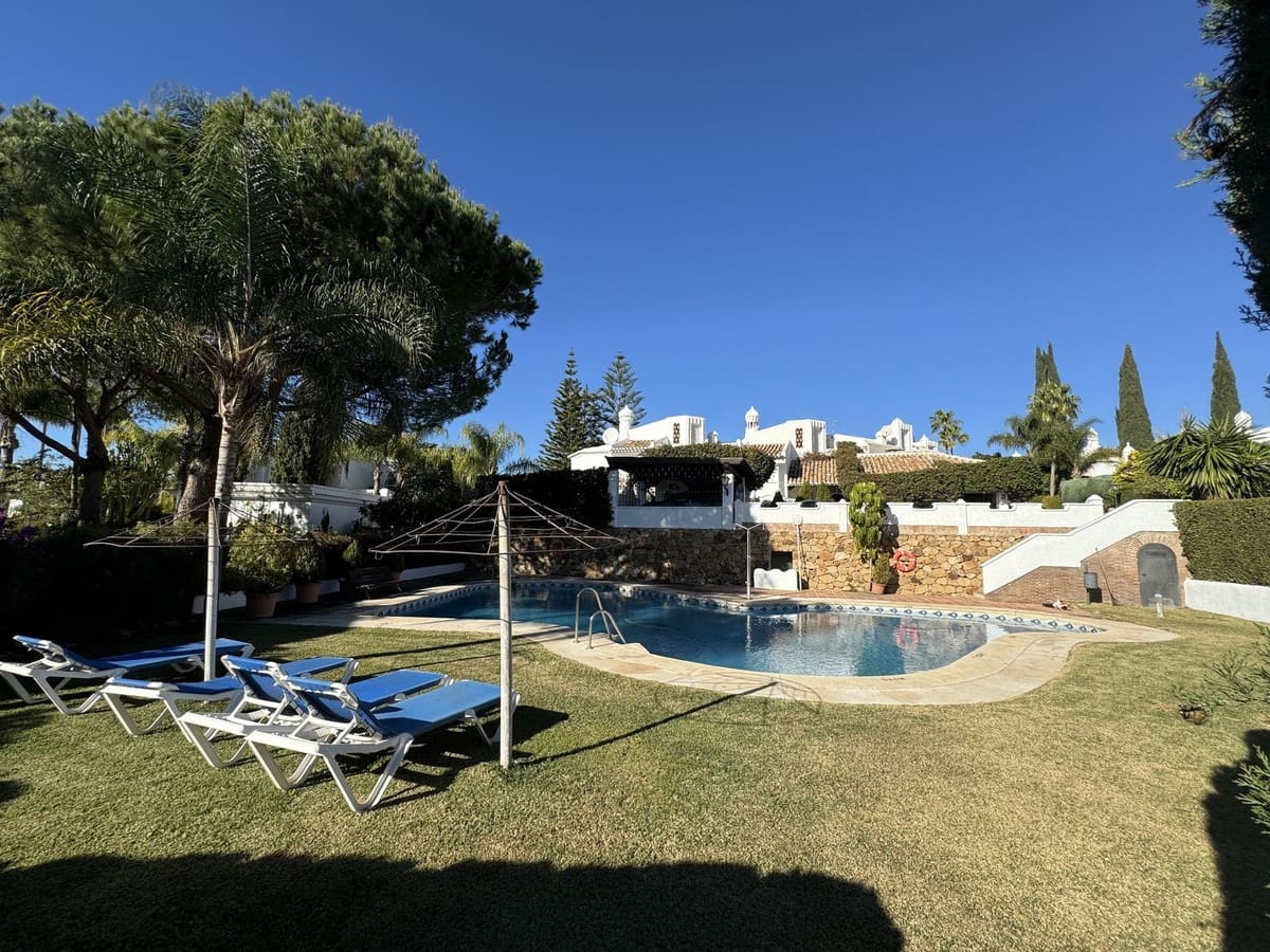 4 slaapkamer Villa voor vakantieverhuur in Bahia de Marbella met zwembad garage - € 2.000 (Ref: 9920973)