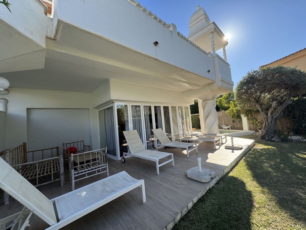 4 slaapkamer Villa voor vakantieverhuur in Bahia de Marbella met zwembad garage - € 2.000 (Ref: 9920973)