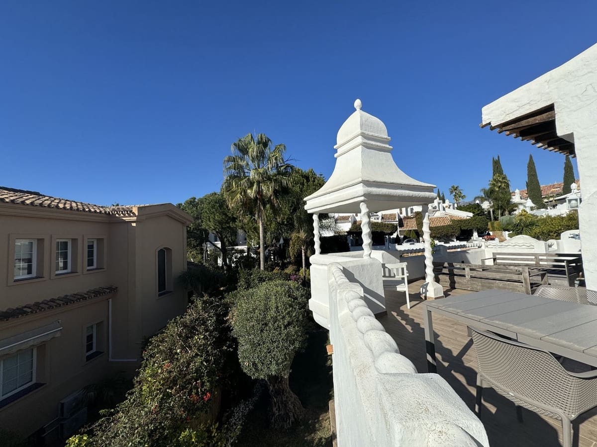 4 slaapkamer Villa voor vakantieverhuur in Bahia de Marbella met zwembad garage - € 2.000 (Ref: 9920973)