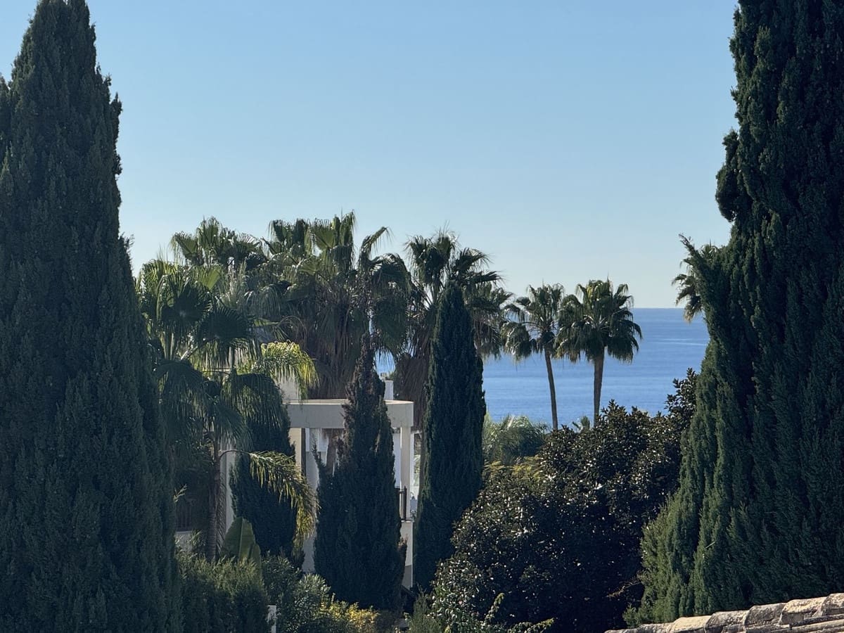 4 slaapkamer Villa voor vakantieverhuur in Bahia de Marbella met zwembad garage - € 2.000 (Ref: 9920973)