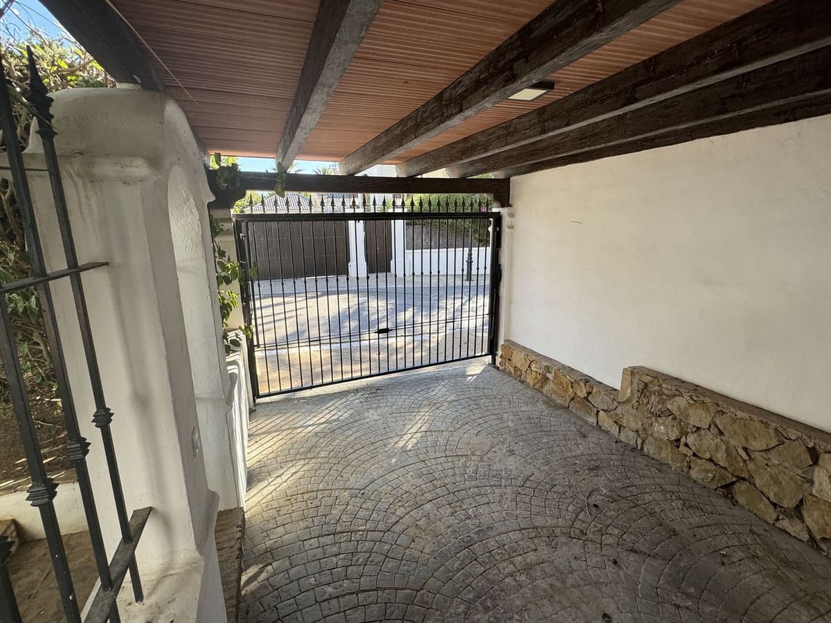 4 slaapkamer Villa voor vakantieverhuur in Bahia de Marbella met zwembad garage - € 2.000 (Ref: 9920973)