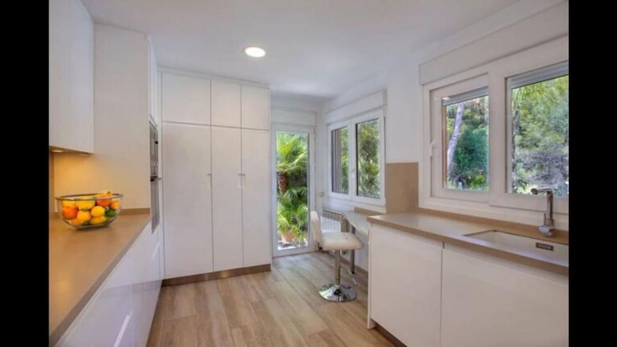 6 slaapkamer Villa voor vakantieverhuur in Golden Mile met zwembad garage - € 10.000 (Ref: 9920981)