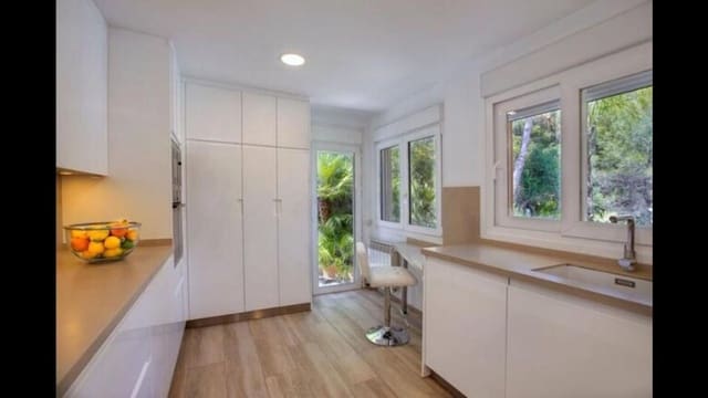 6 slaapkamer Villa voor vakantieverhuur in Sierra Blanca, Marbella met zwembad garage - € 10.000 (Ref: 9920981)