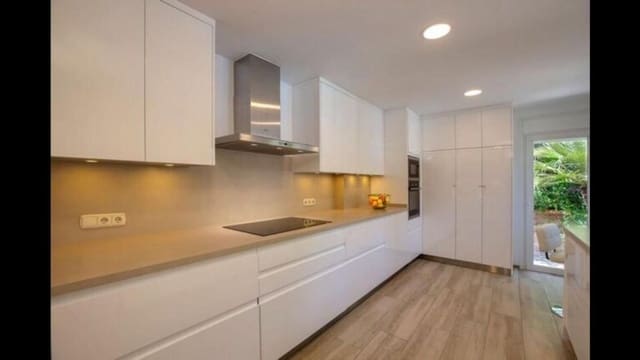 6 slaapkamer Villa voor vakantieverhuur in Sierra Blanca, Marbella met zwembad garage - € 10.000 (Ref: 9920981)